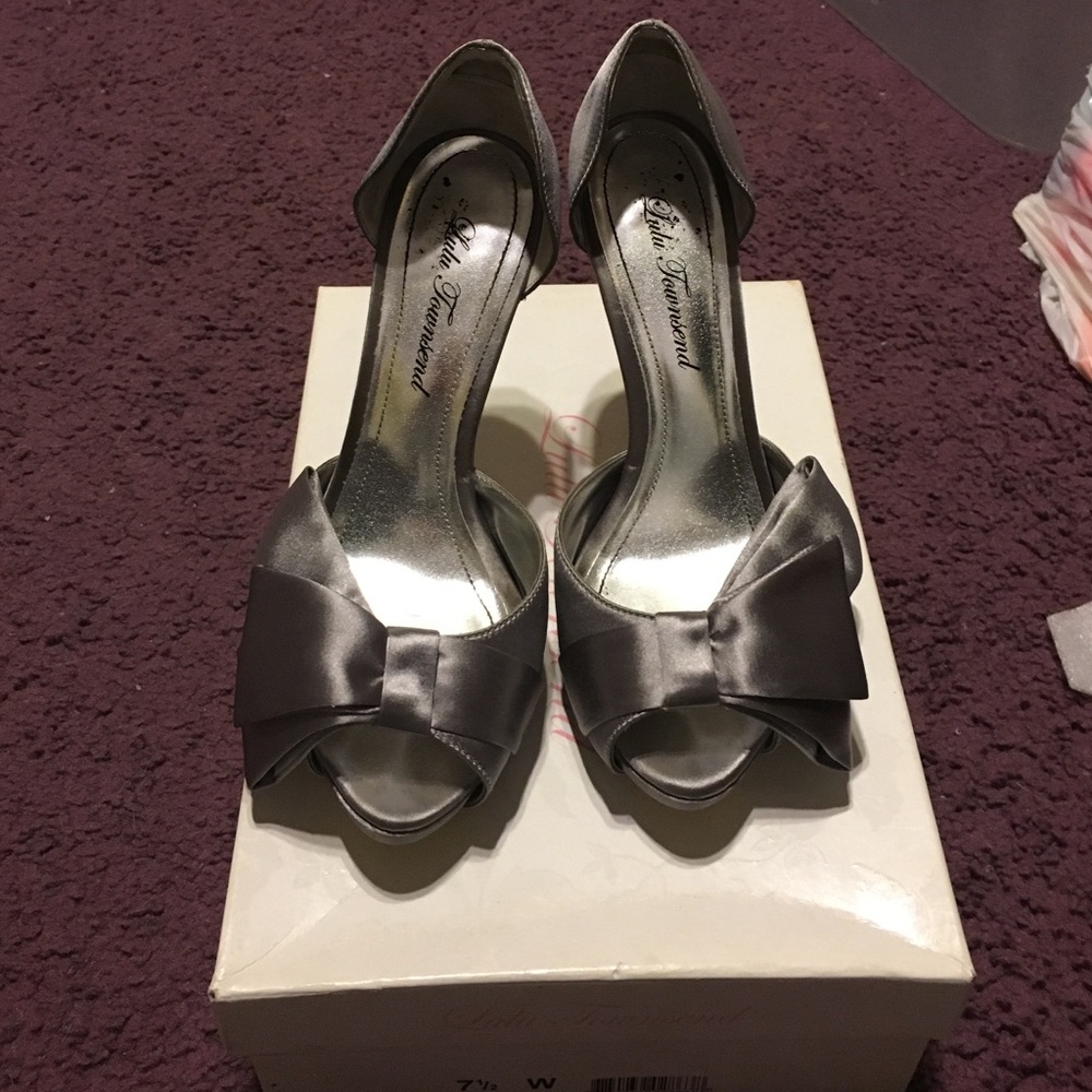 Lulu Townsend Metallic Gray Heels with Satin Bow 7.5 Wide